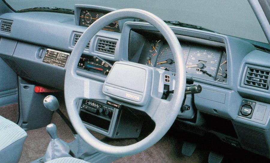 Панель приборов Toyota Hilux Double Cab SR 1983 года  (JP) (фото 3 из 5)